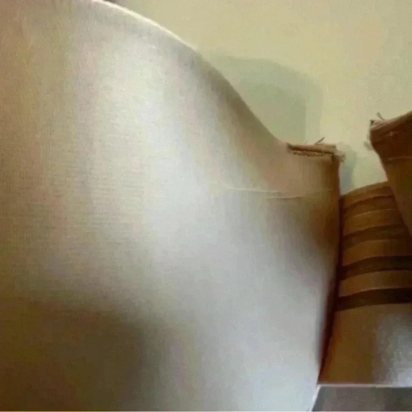 Le Mystere Convertible Back Bra, Size 34DD Color Beige GUC please review photos - Picture 2 of 8